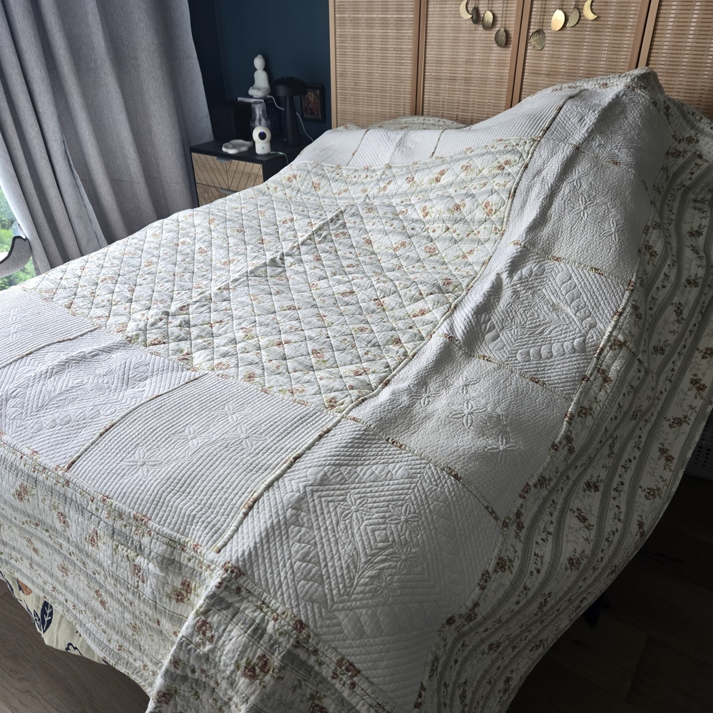 Classic White Quilted Floral Patchwork Bedspread - Queen And Two Pillow Cases